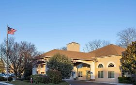 Days Inn & Suites By Wyndham Cherry Hill - Philadelphia Exterior photo