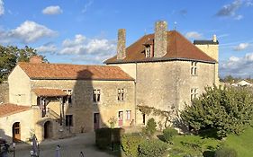 Le Vieux Chateau Bed and Breakfast Airvault Exterior photo