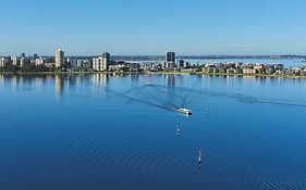 Doubletree By Hilton Perth Waterfront Ξενοδοχείο Exterior photo