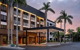 Courtyard By Marriott - Naples Ξενοδοχείο Exterior photo