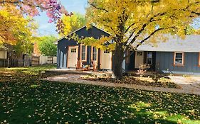 Eastside Guesthouse And Bivy Bishop Exterior photo