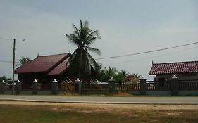 Bayu Beach Penarek Βίλα Kampung Penarik Exterior photo