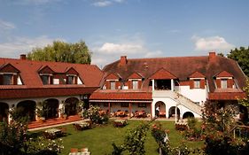 Hotel Weingut Rosenhof Illmitz Exterior photo