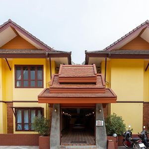 Yellow Tique Hotel Λαμπάνγκ Exterior photo