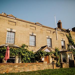 The Stratton House Hotel Biggleswade Exterior photo