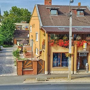 Napsugar Panzio Bed and Breakfast Nyírbátor Exterior photo