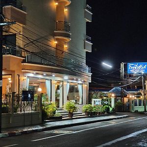 Ritzy House Hotel Chumphon Exterior photo