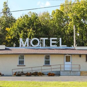 Golden Wheat Budget Host Inn Junction City Exterior photo