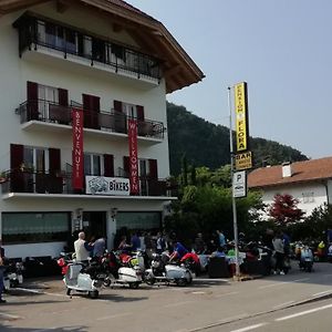 Gasthaus Pension Flora Ξενοδοχείο Ora / Auer Exterior photo