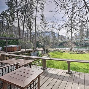 Serene Riverfront Escape With Hot Tub And Views! Βίλα Grants Pass Exterior photo