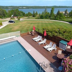 Waterview On The Bay Ξενοδοχείο Wiarton Exterior photo