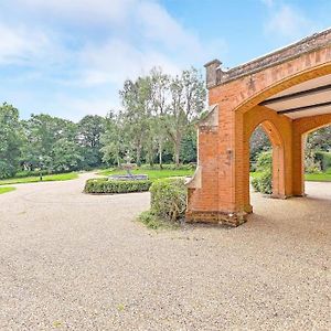 Exquisite Manor House In Surrey Hills Βίλα Lower Kingswood Exterior photo