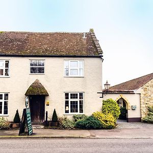 The Half Moon Inn And Country Lodge Γέοβιλ Exterior photo