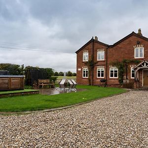 Welsh Cottage With Hot Tub - Jubilee House Ρέξαμ Exterior photo