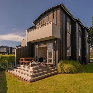 Sunset Retreat - Matarangi Holiday Home Exterior photo