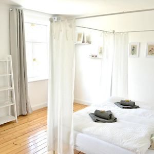 White Midsommar - Stilvolle Wohnung, 3 Schlafzimmer, Wohnzimmer, Kueche Λάντσχουτ Exterior photo