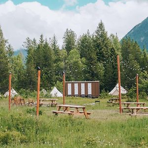 Wander Camp Glacier Ξενοδοχείο Coram Exterior photo