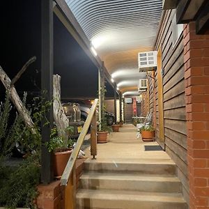 Country Roads Motor Inn Narrandera Exterior photo