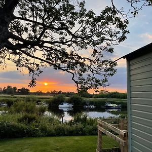 The Hut By The River Βίλα Γιορκ Exterior photo