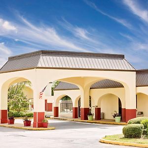 Days Inn & Suites By Wyndham Starkville Exterior photo