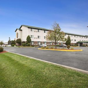 Super 8 By Wyndham Milwaukee Airport Ξενοδοχείο Exterior photo