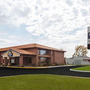 Days Inn By Wyndham Utica Exterior photo