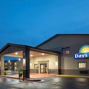 Days Inn & Suites By Wyndham Αθήνα Exterior photo