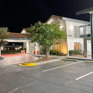 Travelodge By Wyndham Tuscaloosa Exterior photo