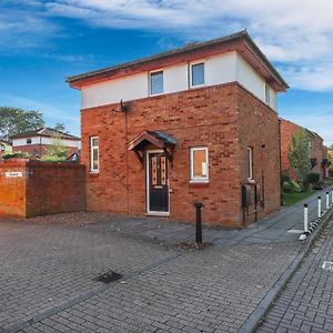 Inviting 2-Bed House In Milton Keynes - Netflix Βίλα Exterior photo