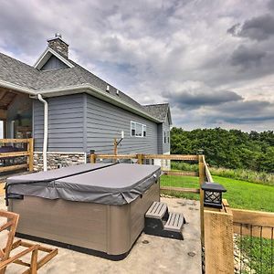 Chic Williamstown Retreat With Pool And Hot Tub! Βίλα Exterior photo