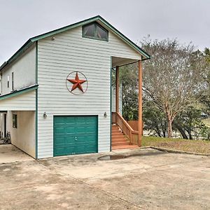 Lakehills Vacation Rental On Medina Lake Exterior photo