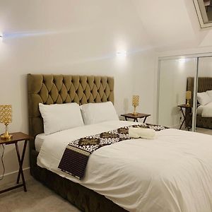 Deluxe En Suite Bedroom With Free On Site Parking Μίλτον Κέινς Exterior photo