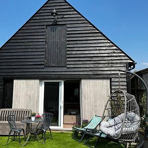 Quirky 1 Bedroom Barn On The River In Αρουντέλ Exterior photo