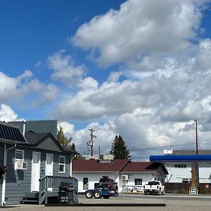 West Castle Motel Pincher Creek Exterior photo