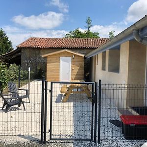 La Petite Ferme De Pouillon - Parc Animalier - Aire De Loisirs Bed and Breakfast Exterior photo