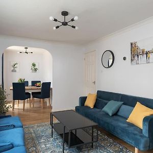 Detached House - 5 Mins Drive To City Centre - Free Parking, Fast Wi-Fi And Smart Tv With Sky Tv And Netflix By Yoko Property Βίλα Μίλτον Κέινς Exterior photo