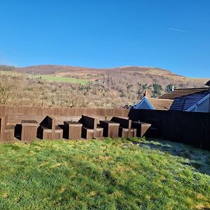 Flat 5. Modern Studio Apartment, Tynte Hotel, Mountain Ash Quakers Yard Exterior photo