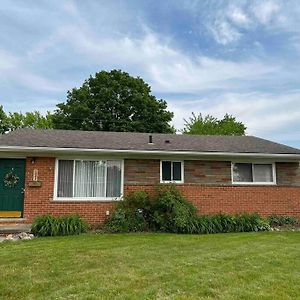 Cozy Bungalow In Madison Heights Βίλα Exterior photo