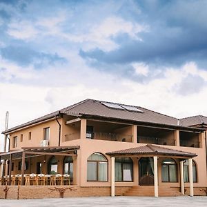 Pensiune-Restaurant Palace Ξενοδοχείο Carpinet Exterior photo