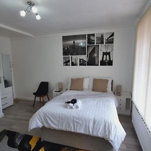 Deluxe Double Bedroom With Private Bathroom, Parking And Wifi Λιντς Exterior photo