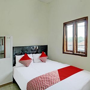 Oyo Life 92312 A+ Cozy Rooms Syariah Kediri  Exterior photo