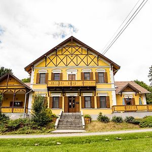 Sasreti Vadaszkastely Almamellek Bed and Breakfast Exterior photo