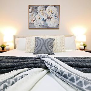 Beautiful Suite King Bed,Long Stays,Disney,Airport Έντμοντον Exterior photo