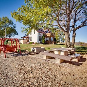 Historic Atchison Farmhouse With Patio Near Downtown Βίλα Exterior photo