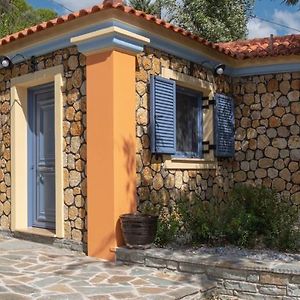 Traditional Stone House By The Sea. Βίλα Petriaí Exterior photo