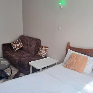 Classy Bnb Bed and Breakfast Ναϊρόμπι Exterior photo