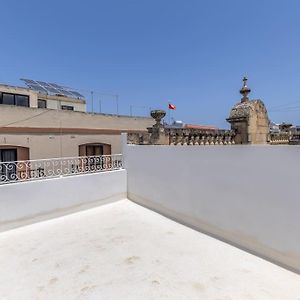 Town House In The Heart Of Luqa - Close To Malta International Airport Διαμέρισμα Exterior photo