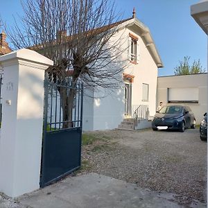 Chez Nadege Et Nicolas Διαμέρισμα Aubergenville Exterior photo