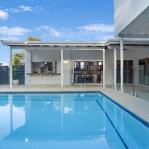 Luxurious Tropical Home With Pool & Island Views Gladstone Exterior photo