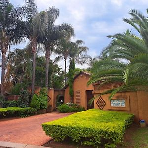 La Frans Guesthouse Pretoria-Noord Exterior photo